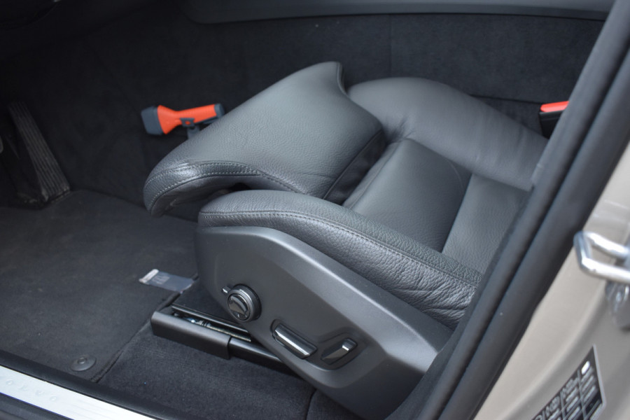 Volvo XC60 T6 350PK Plug-in hybrid AWD Plus Dark | Trekhaak | All seasons | 360 Camera | Panodak | ACC