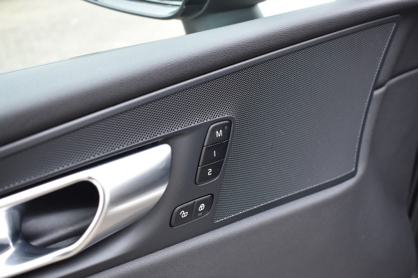 Volvo XC60 T6 350PK Plug-in hybrid AWD Plus Dark | Trekhaak | All seasons | 360 Camera | Panodak | ACC