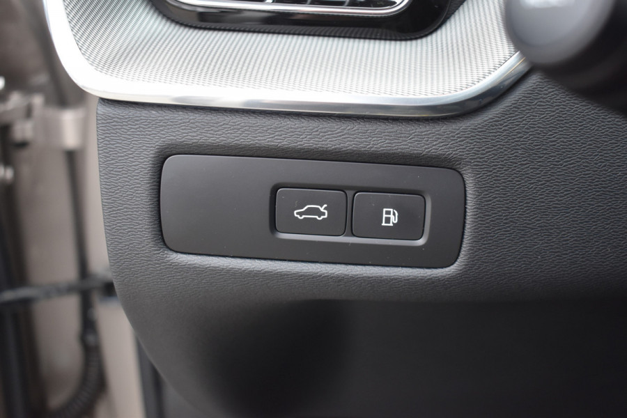 Volvo XC60 T6 350PK Plug-in hybrid AWD Plus Dark | Trekhaak | All seasons | 360 Camera | Panodak | ACC