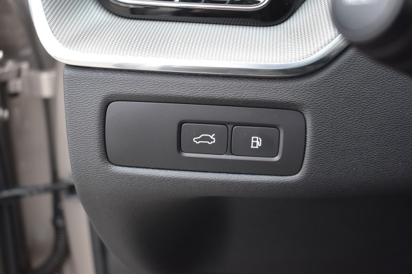 Volvo XC60 T6 350PK Plug-in hybrid AWD Plus Dark | Trekhaak | All seasons | 360 Camera | Panodak | ACC