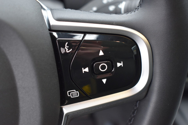 Volvo XC60 T6 350PK Plug-in hybrid AWD Plus Dark | Trekhaak | All seasons | 360 Camera | Panodak | ACC