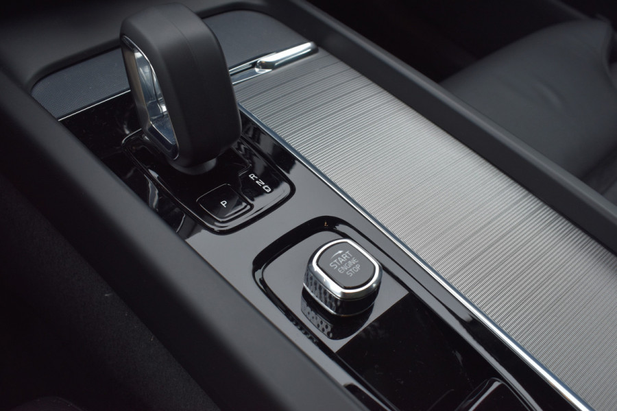 Volvo XC60 T6 350PK Plug-in hybrid AWD Plus Dark | Trekhaak | All seasons | 360 Camera | Panodak | ACC