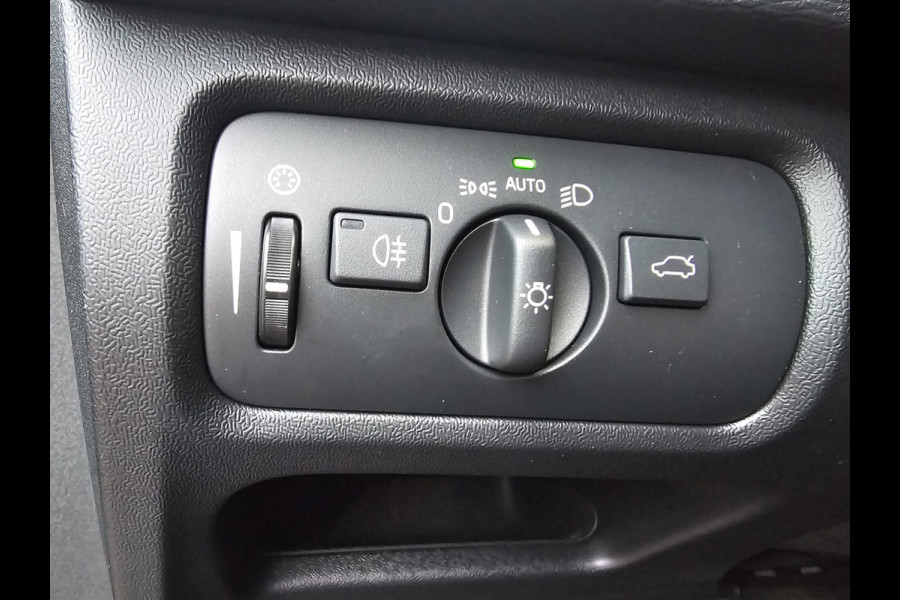 Volvo V40 2.0 T3 Momentum | LED | Navigatie | Cruise | LMV |