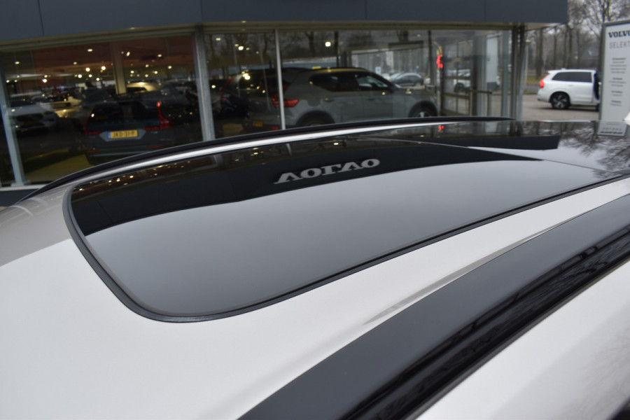 Volvo XC60 T6 350PK Plug-in hybrid AWD Plus Dark | Trekhaak | All seasons | 360 Camera | Panodak | ACC