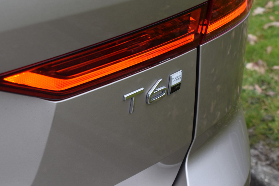 Volvo XC60 T6 350PK Plug-in hybrid AWD Plus Dark | Trekhaak | All seasons | 360 Camera | Panodak | ACC