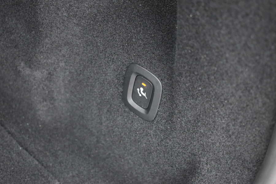 Volvo XC60 T6 350PK Plug-in hybrid AWD Plus Dark | Trekhaak | All seasons | 360 Camera | Panodak | ACC