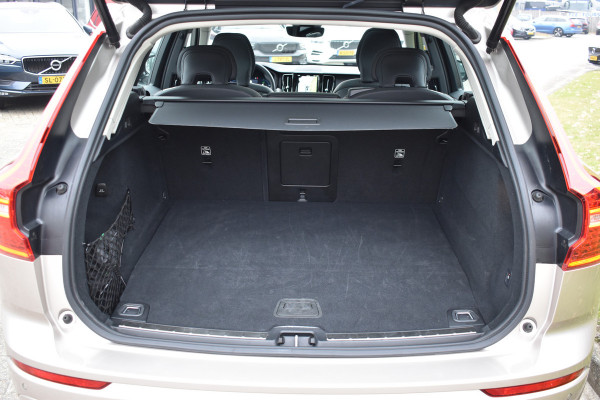 Volvo XC60 T6 350PK Plug-in hybrid AWD Plus Dark | Trekhaak | All seasons | 360 Camera | Panodak | ACC