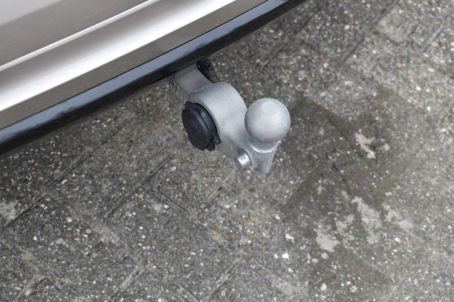 Volvo XC60 T6 350PK Plug-in hybrid AWD Plus Dark | Trekhaak | All seasons | 360 Camera | Panodak | ACC