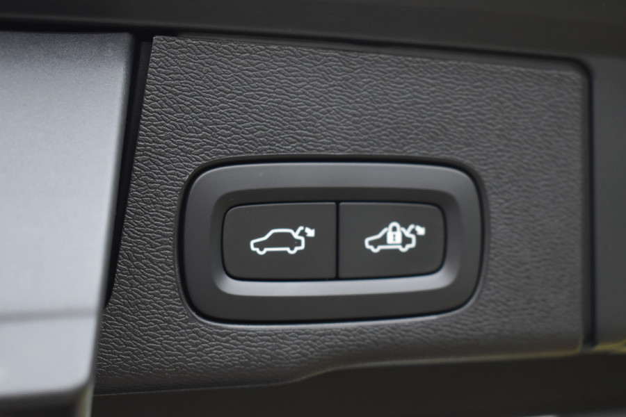 Volvo XC60 T6 350PK Plug-in hybrid AWD Plus Dark | Trekhaak | All seasons | 360 Camera | Panodak | ACC