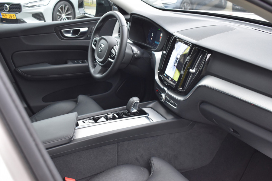 Volvo XC60 T6 350PK Plug-in hybrid AWD Plus Dark | Trekhaak | All seasons | 360 Camera | Panodak | ACC