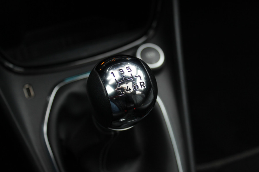 Ford Puma 1.0 EcoBoost Hybrid ST-Line X Vignale 155pk / NL Auto! / Full option! / Trekhaak / Panoramadak / Camera / Leder / CarPlay / B&O / 18'' / Keyless / Stuur+Stoelverwarming / Dodehoek / DAB / Verwarmde voorruit / ACC