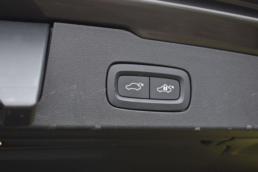 Volvo V60 B3 177PK Automaat Inscription | Trekhaak | ACC | Leder| Stuurverwarming | Elektr. Stoel
