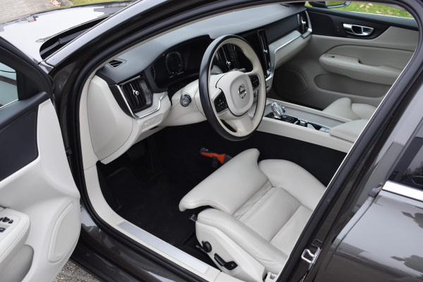 Volvo V60 B3 177PK Automaat Inscription | Trekhaak | ACC | Leder| Stuurverwarming | Elektr. Stoel
