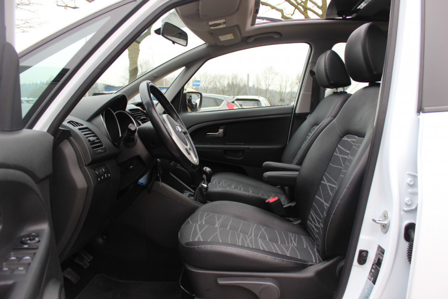 Kia Venga 1.4 CVVT Edition / Panoramadak / Camera / Half leder / Keyless / Navigatie / 16'' / Bluetooth / Armsteun voor