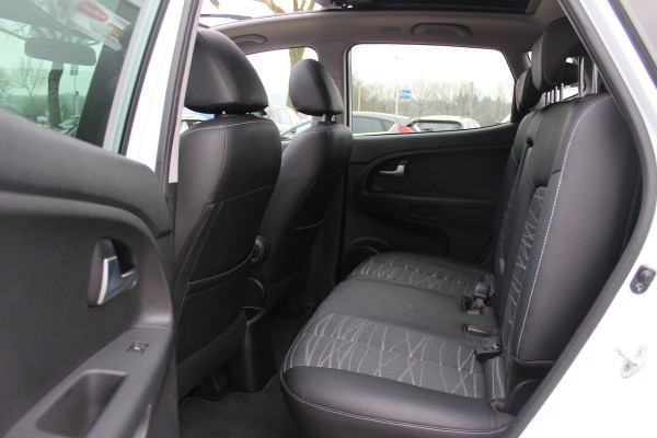 Kia Venga 1.4 CVVT Edition / Panoramadak / Camera / Half leder / Keyless / Navigatie / 16'' / Bluetooth / Armsteun voor