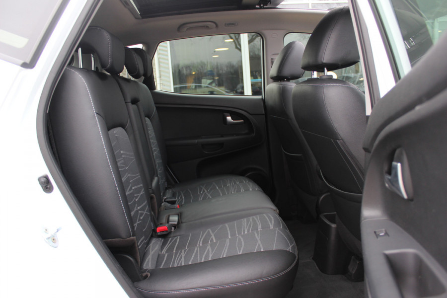 Kia Venga 1.4 CVVT Edition / Panoramadak / Camera / Half leder / Keyless / Navigatie / 16'' / Bluetooth / Armsteun voor