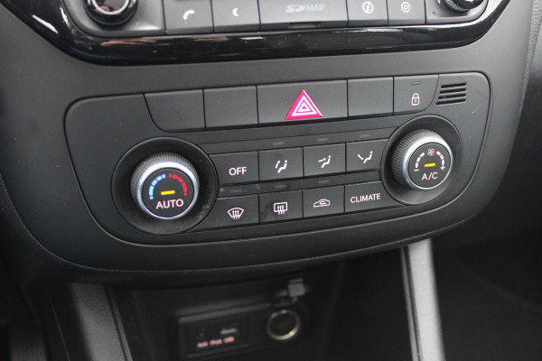 Kia Venga 1.4 CVVT Edition / Panoramadak / Camera / Half leder / Keyless / Navigatie / 16'' / Bluetooth / Armsteun voor