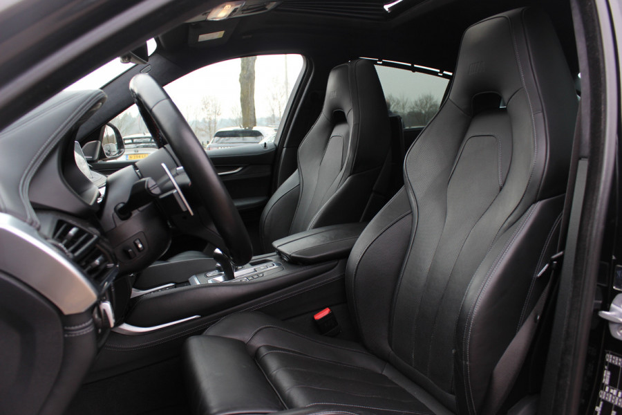 BMW X6 M / NL Auto! / Full option! / NIEUWSTAAT! / Trekhaak / Schuifdak / 360Camera / Carbon intr. / B&O / Softclose / Leder / 21'' / Standkachel / Entertainment System / Luchtvering / Stoelventilatie