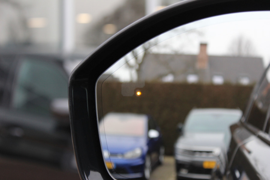 Land Rover Range Rover Velar 3.0 V6 SC AWD R-Dynamic S / Panoramadak / Camera / Leder / Meridian / 21'' / Stoelventilatie+Massage / Entertainment System / Keyless / Navigatie / Stoelverwarming 4x / Cruise Control