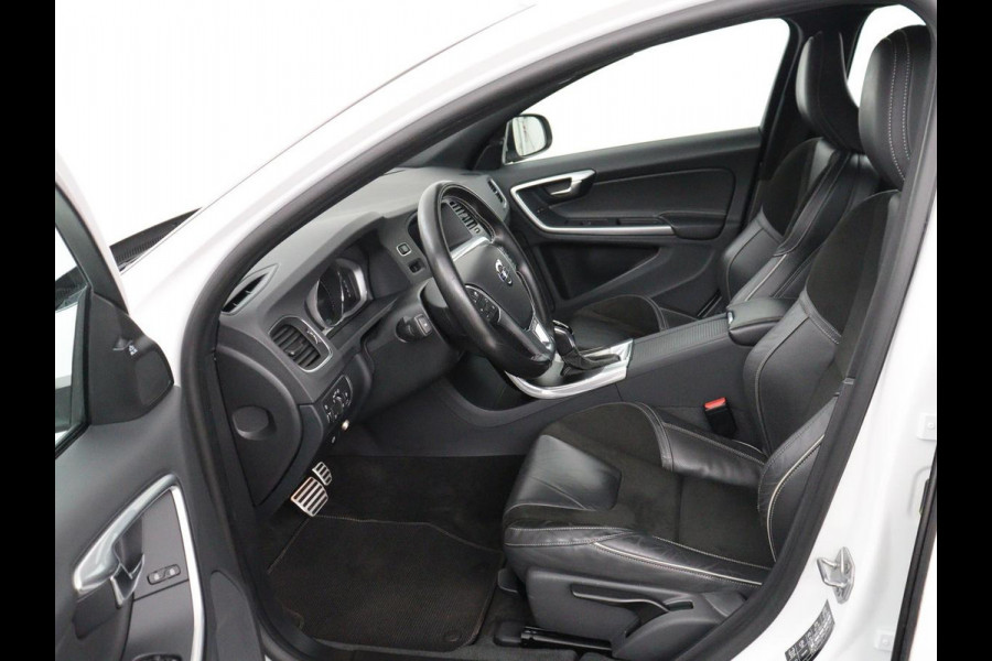 Volvo V60 2.0 T4 Sport | Adaptive cruise | Stoelverwarming | Camera | Trekhaak | Leder/Alcantara | Bi-Xenon | Sportstoelen | Climate control | R Design