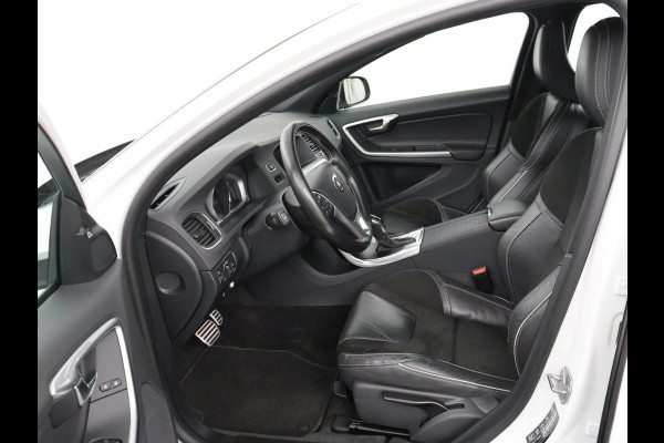 Volvo V60 2.0 T4 Sport | Adaptive cruise | Stoelverwarming | Camera | Trekhaak | Leder/Alcantara | Bi-Xenon | Sportstoelen | Climate control | R Design