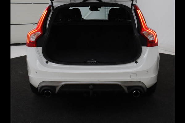 Volvo V60 2.0 T4 Sport | Adaptive cruise | Stoelverwarming | Camera | Trekhaak | Leder/Alcantara | Bi-Xenon | Sportstoelen | Climate control | R Design