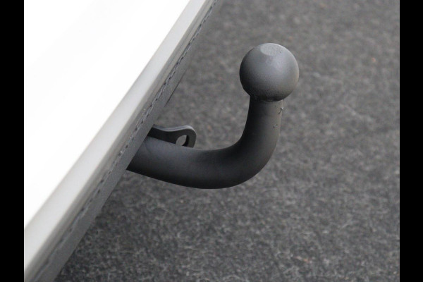 Volvo V60 2.0 T4 Sport | Adaptive cruise | Stoelverwarming | Camera | Trekhaak | Leder/Alcantara | Bi-Xenon | Sportstoelen | Climate control | R Design