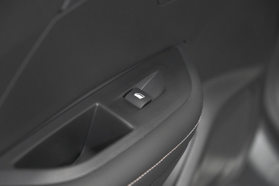 Peugeot 2008 Hybrid 136 e-DCS6 Allure | 360 Camera | Adaptieve Cruise Control | Dodehoekdetectie | Apple Carplay