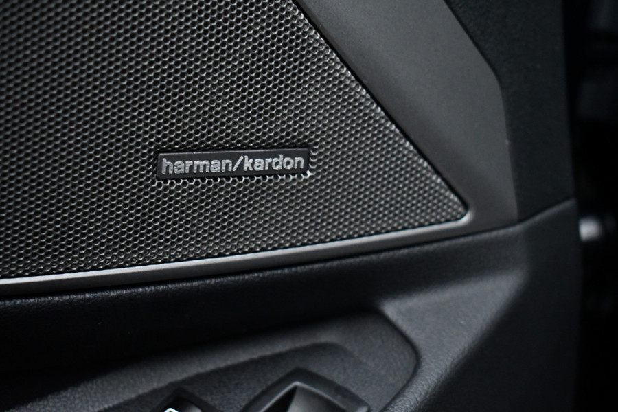 BMW 3 Serie Touring 330e M-Sport Pano ACC Trekh H/K HUD 19inch Stuurverw