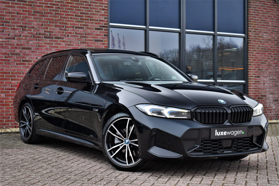 BMW 3 Serie Touring 330e M-Sport Pano ACC Trekh H/K HUD 19inch Stuurverw