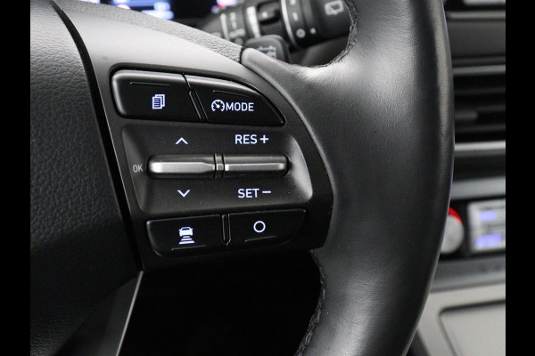 Hyundai Kona EV Premium 64 kWh | SOH 100% | 3 Fase | Stoelventilatie | Head-Up | Leder | Adaptive cruise | Carplay | Stoelverwarming | Navigatie | Keyless | Climate control