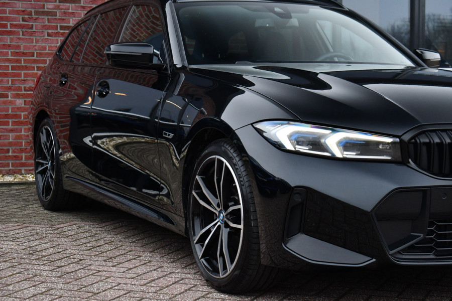BMW 3 Serie Touring 330e M-Sport Pano ACC Trekh H/K HUD 19inch Stuurverw