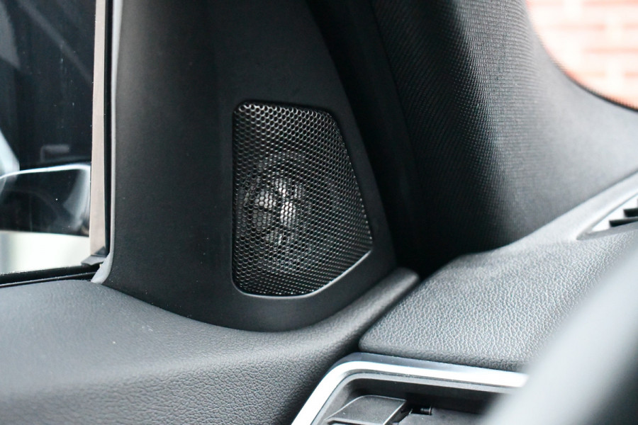 BMW 3 Serie Touring 330e M-Sport Pano ACC Trekh H/K HUD 19inch Stuurverw