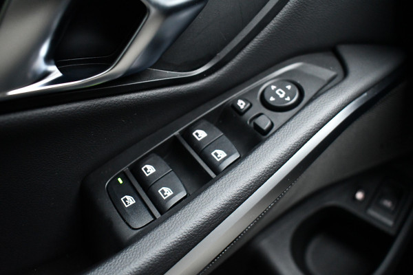 BMW 3 Serie Touring 330e M-Sport Pano ACC Trekh H/K HUD 19inch Stuurverw