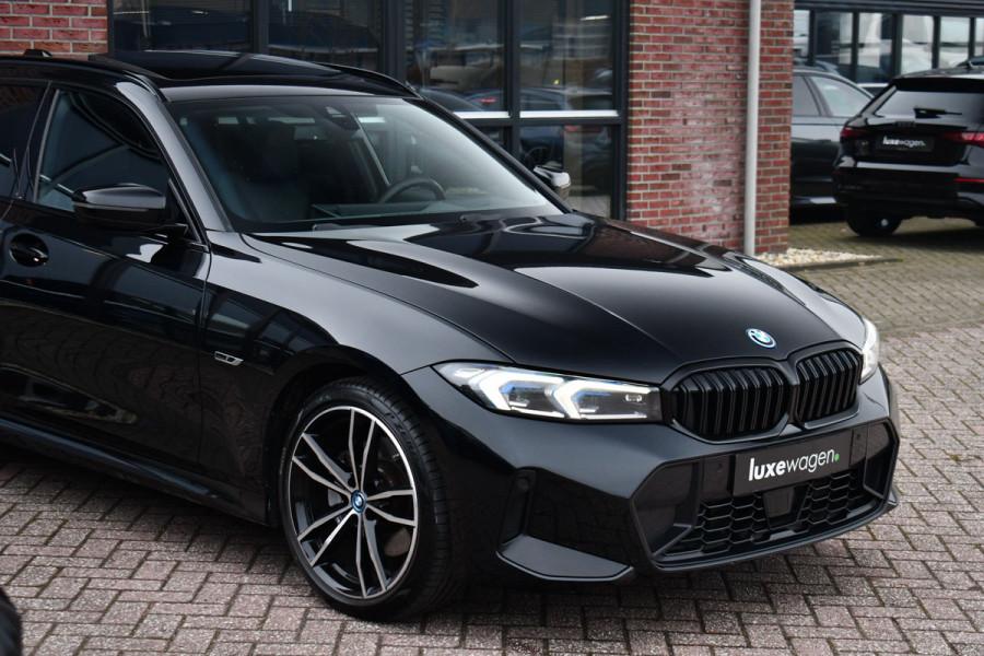 BMW 3 Serie Touring 330e M-Sport Pano ACC Trekh H/K HUD 19inch Stuurverw
