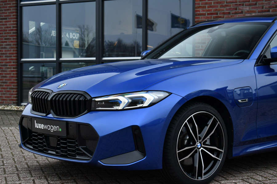 BMW 3 Serie Touring 330e M-Sport Pano ACC Trekhaak HiFi 19inch