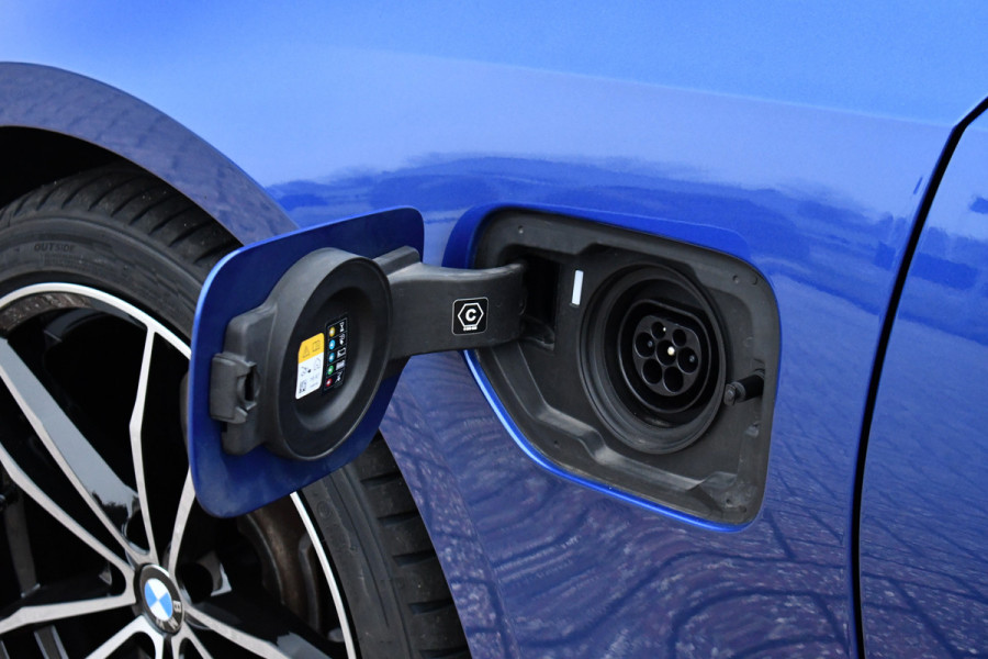 BMW 3 Serie Touring 330e M-Sport Pano ACC Trekhaak HiFi 19inch