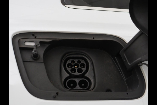 Audi Q4 e-tron 35 Launch edition Advanced Plus 55 kWh | Panoramadak | Stoelverwarming | Adaptive cruise | Matrix LED | Warmtepomp | Navigatie | Carplay | Sportstoelen
