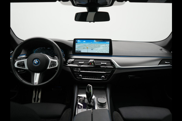 BMW 5 Serie Touring 530e xDrive M Sport Plug In Hybrid 293pk Dealer O.H. PHEV | Panodak | Head Up | Laser LED | 360 Camera | Harman & Kardon | Sfeerverlichting | Alcantara Sportstoelen Verwarmd | Keyless | Blis | Virtual | Navigatie | DAB |