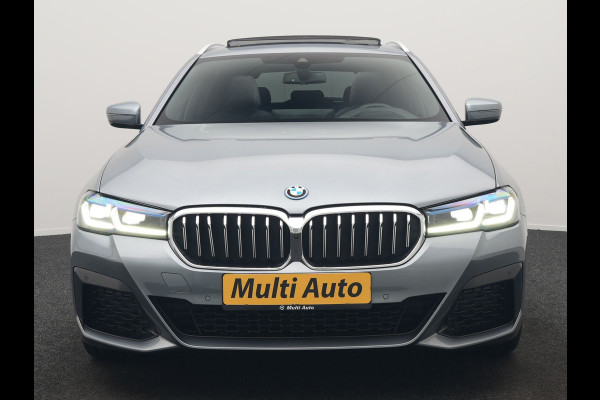 BMW 5 Serie Touring 530e xDrive M Sport Plug In Hybrid 293pk Dealer O.H. PHEV | Panodak | Head Up | Laser LED | 360 Camera | Harman & Kardon | Sfeerverlichting | Alcantara Sportstoelen Verwarmd | Keyless | Blis | Virtual | Navigatie | DAB |
