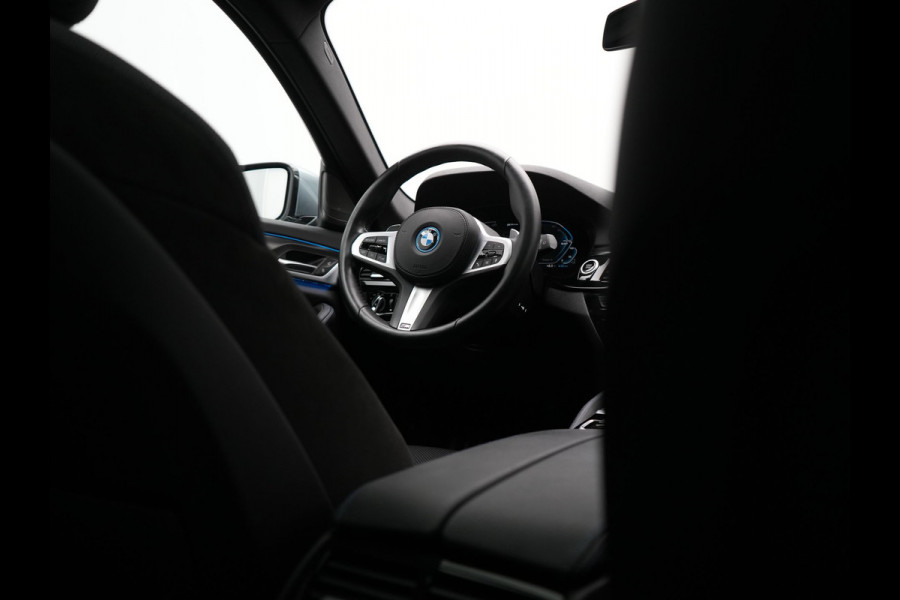 BMW 5 Serie Touring 530e xDrive M Sport Plug In Hybrid 293pk Dealer O.H. PHEV | Panodak | Head Up | Laser LED | 360 Camera | Harman & Kardon | Sfeerverlichting | Alcantara Sportstoelen Verwarmd | Keyless | Blis | Virtual | Navigatie | DAB |