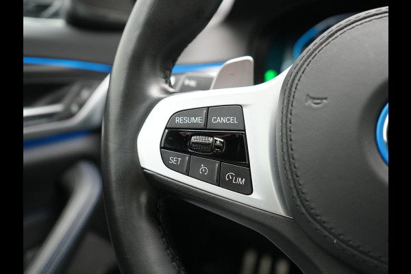 BMW 5 Serie Touring 530e xDrive M Sport Plug In Hybrid 293pk Dealer O.H. PHEV | Panodak | Head Up | Laser LED | 360 Camera | Harman & Kardon | Sfeerverlichting | Alcantara Sportstoelen Verwarmd | Keyless | Blis | Virtual | Navigatie | DAB |