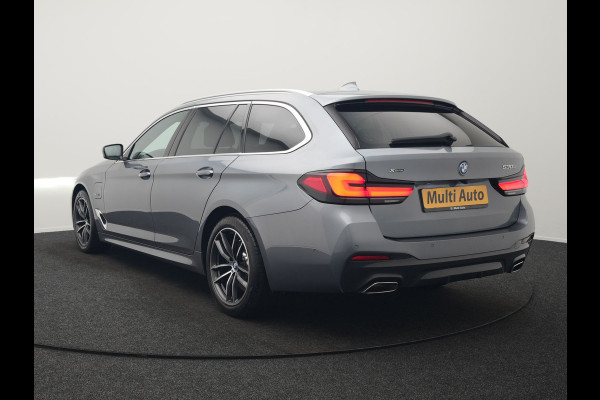 BMW 5 Serie Touring 530e xDrive M Sport Plug In Hybrid 293pk Dealer O.H. PHEV | Panodak | Head Up | Laser LED | 360 Camera | Harman & Kardon | Sfeerverlichting | Alcantara Sportstoelen Verwarmd | Keyless | Blis | Virtual | Navigatie | DAB |