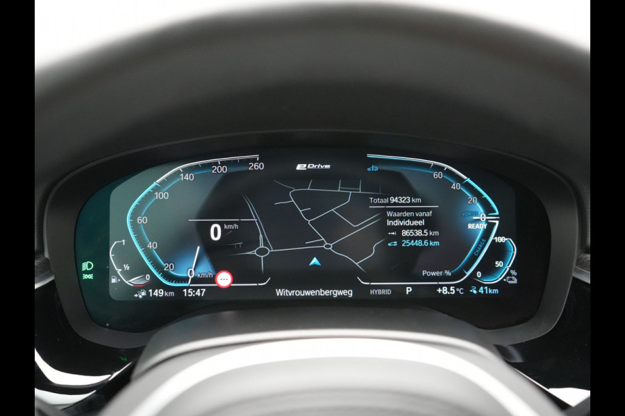 BMW 5 Serie Touring 530e xDrive M Sport Plug In Hybrid 293pk Dealer O.H. PHEV | Panodak | Head Up | Laser LED | 360 Camera | Harman & Kardon | Sfeerverlichting | Alcantara Sportstoelen Verwarmd | Keyless | Blis | Virtual | Navigatie | DAB |