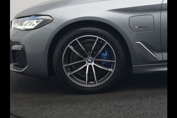 BMW 5 Serie Touring 530e xDrive M Sport Plug In Hybrid 293pk Dealer O.H. PHEV | Panodak | Head Up | Laser LED | 360 Camera | Harman & Kardon | Sfeerverlichting | Alcantara Sportstoelen Verwarmd | Keyless | Blis | Virtual | Navigatie | DAB |