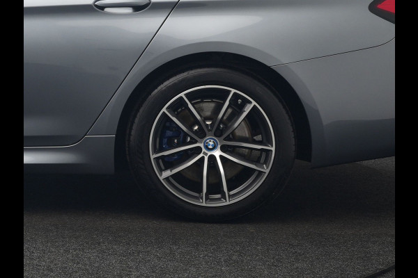 BMW 5 Serie Touring 530e xDrive M Sport Plug In Hybrid 293pk Dealer O.H. PHEV | Panodak | Head Up | Laser LED | 360 Camera | Harman & Kardon | Sfeerverlichting | Alcantara Sportstoelen Verwarmd | Keyless | Blis | Virtual | Navigatie | DAB |
