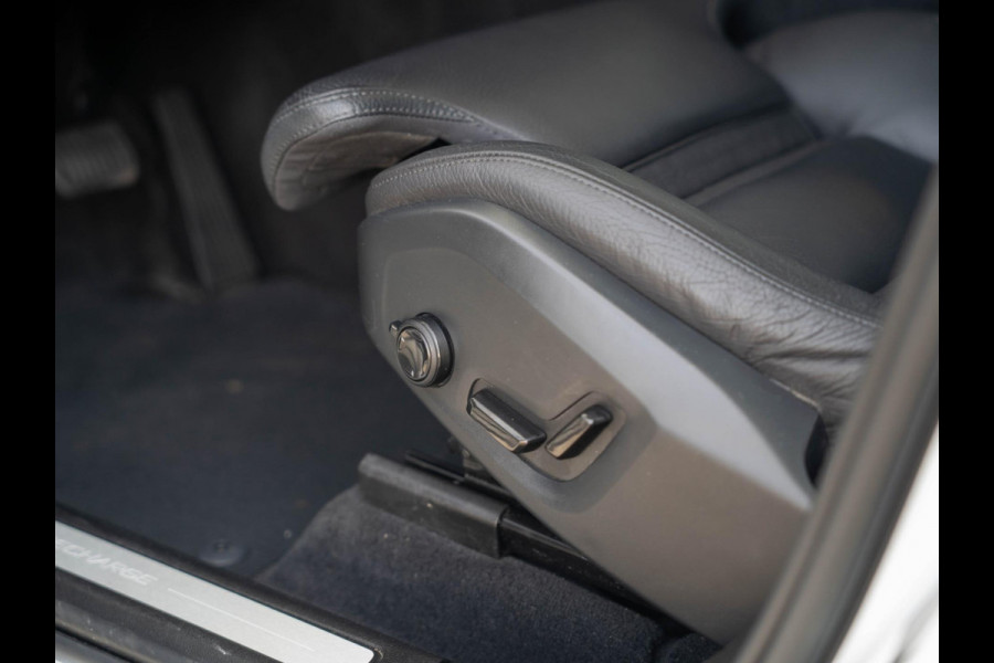 Volvo XC60 2.0 T6 Plug-in hybrid AWD Ultimate Dark / Pano / trekhaak / ACC / Carplay