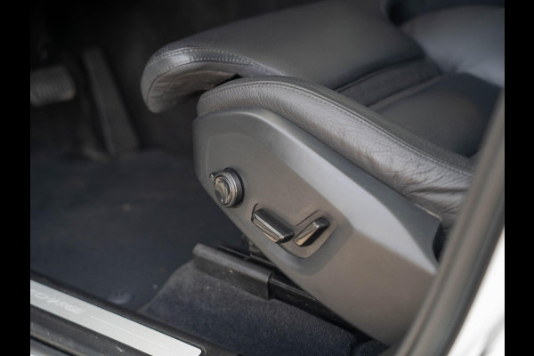 Volvo XC60 2.0 T6 Plug-in hybrid AWD Ultimate Dark / Pano / trekhaak / ACC / Carplay