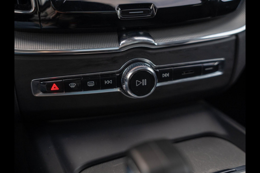 Volvo XC60 2.0 T6 Plug-in hybrid AWD Ultimate Dark / Pano / trekhaak / ACC / Carplay