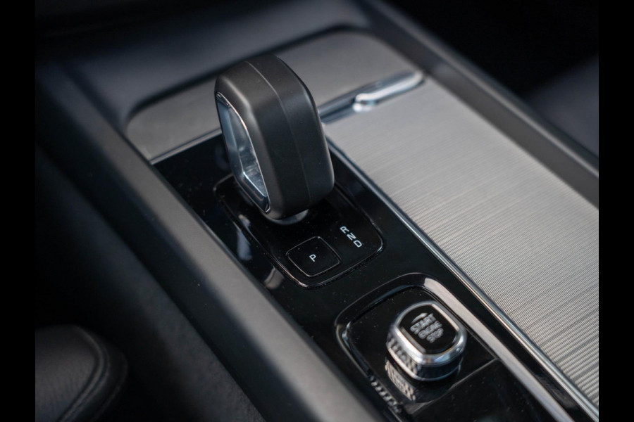 Volvo XC60 2.0 T6 Plug-in hybrid AWD Ultimate Dark / Pano / trekhaak / ACC / Carplay